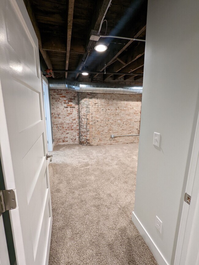 Building Photo - 130 E State St