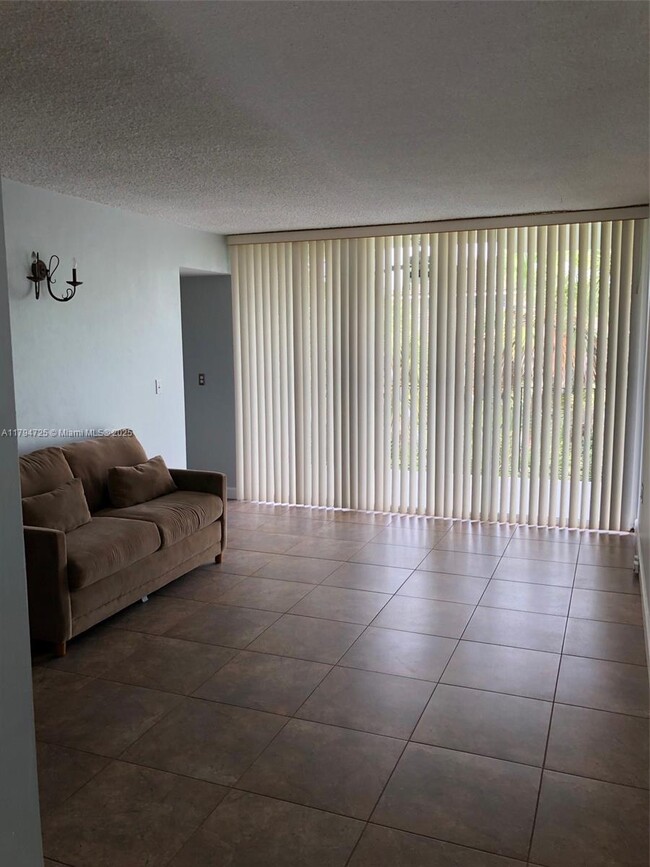 Building Photo - 2539 Bayshore Dr