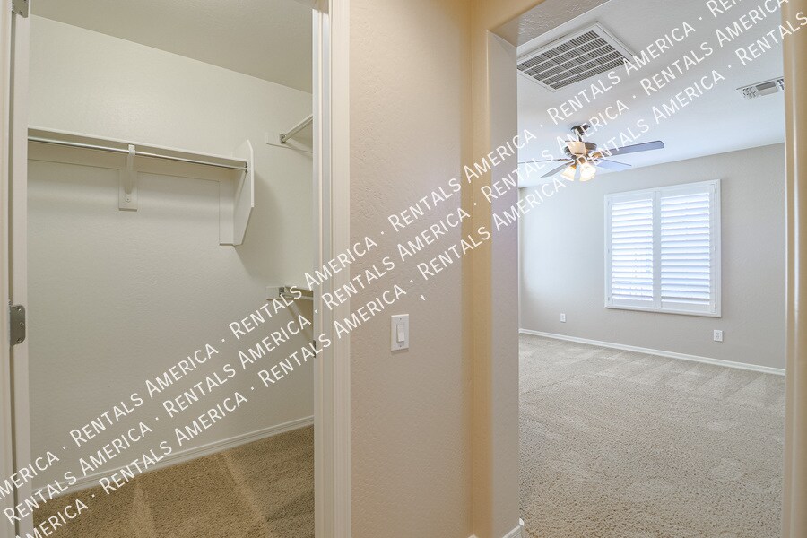 Building Photo - 3625 E Zachary Dr
