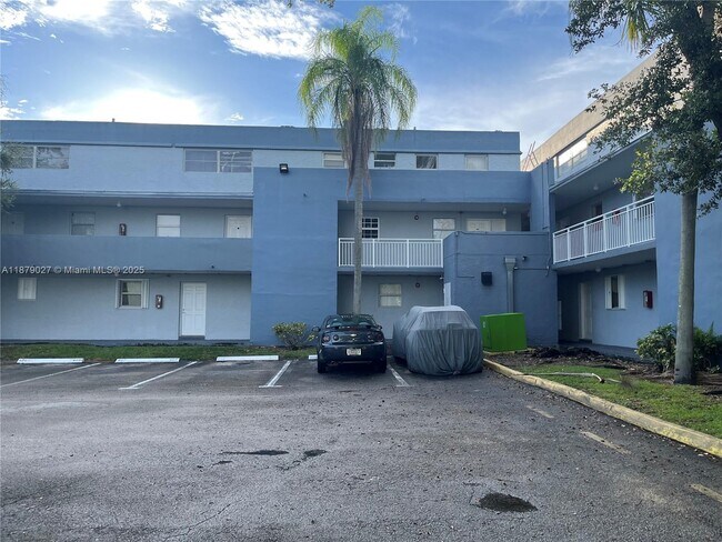 Building Photo - 9365 Fontainebleau Blvd