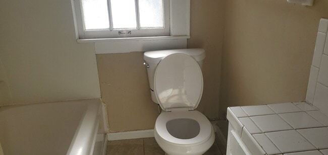 Building Photo - 2 bd, 1 ba house in central west Columbia, wood floors, new paint, low traffic road