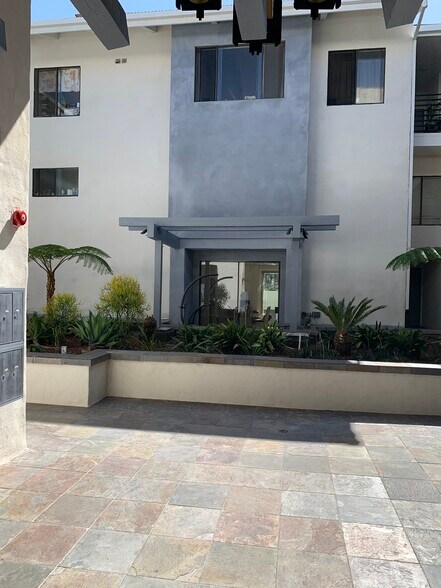 Lobby courtyard - 1909 Pelham Ave