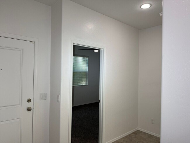 Building Photo - 1086 W Avalon Canyon Dr