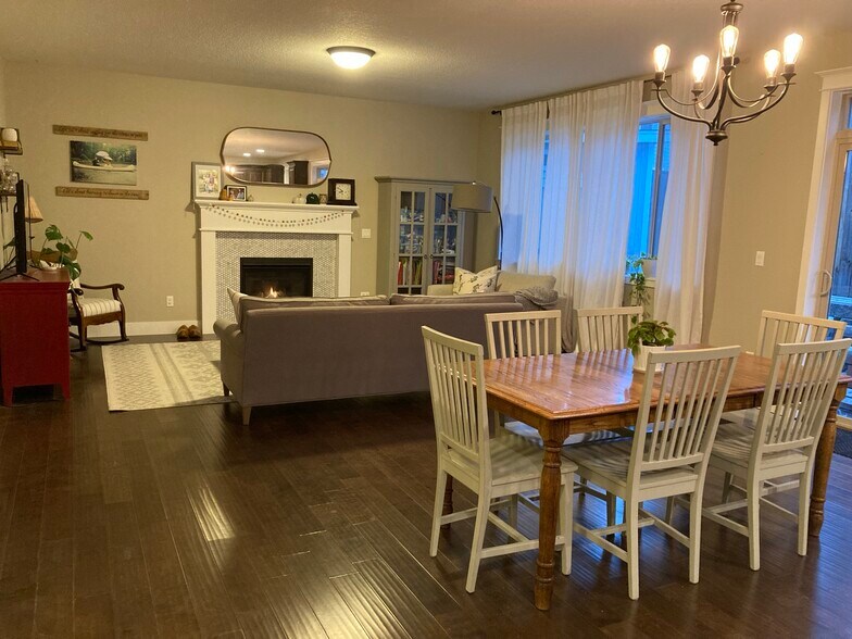 Living and dining room - 608 E Taylor Dr
