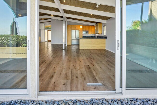 Building Photo - Single story view home overlooking Mission...