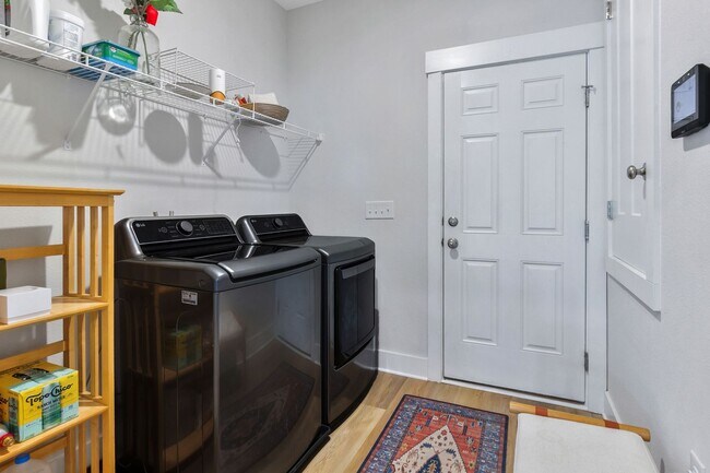Building Photo - 4 BEDROOMS IN GULF BREEZE!!