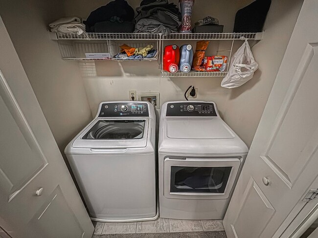 Building Photo - Stylish 3 Bed 3 Bath Condo With Large Balcony in Desired Riverbend at Cascades - Water Included