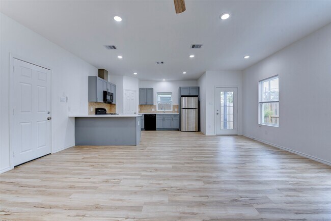 Building Photo - 8202 Homewood Ln