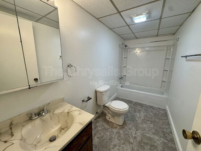 Building Photo - 2406 Marquette Rd