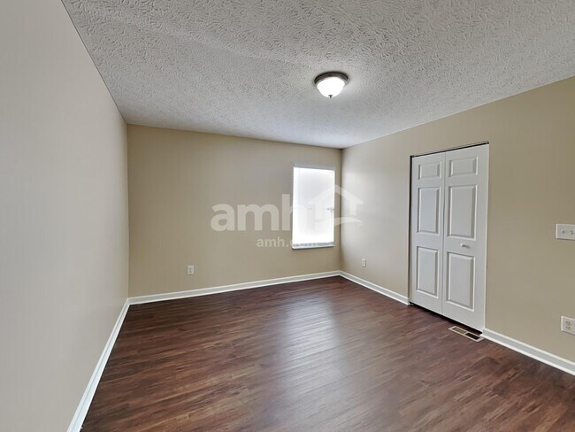 Building Photo - 90 Knights Bridge Dr N