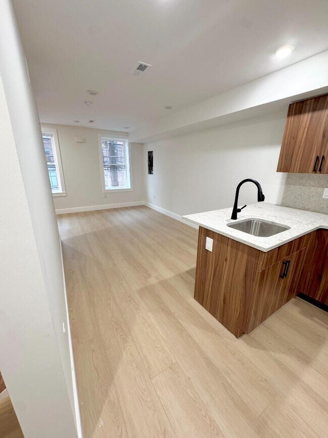 Building Photo - 118 E Huntingdon St