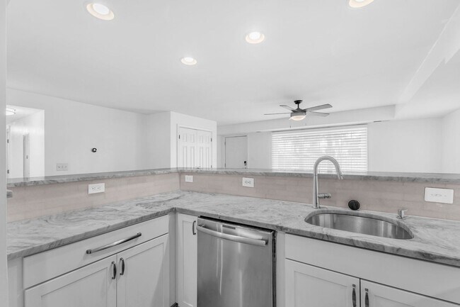 Building Photo - Large, Luxurious 2 Bedroom 2 Bath at Parkside at Alexandria