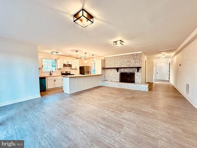 Building Photo - 16 W Marshall St