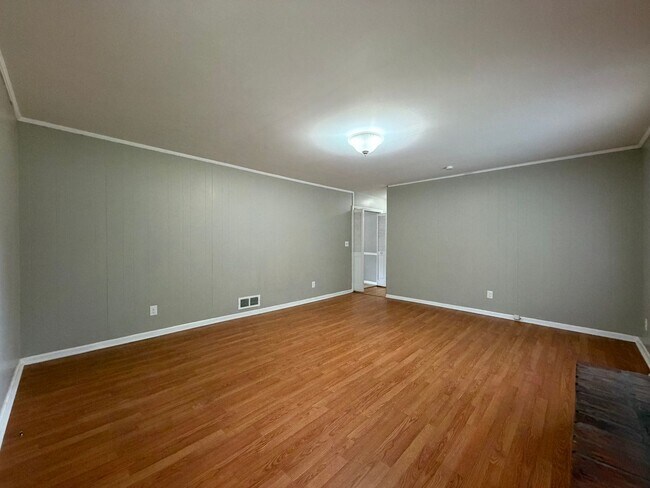 Building Photo - 105 Coker Dr