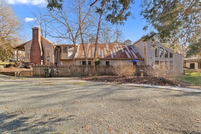 Building Photo - 303 Henderson St