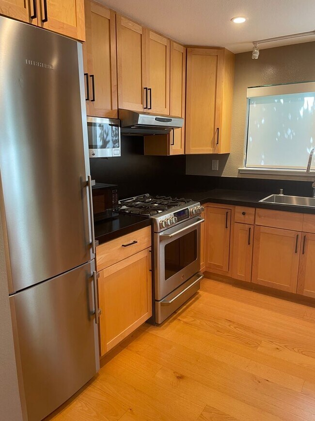 Building Photo - Beautiful End Unit Condo in Bennett Valley!