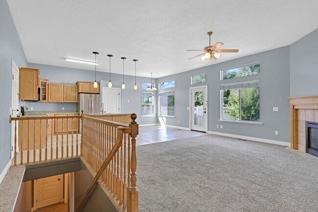 Building Photo - 2093 E View Dr