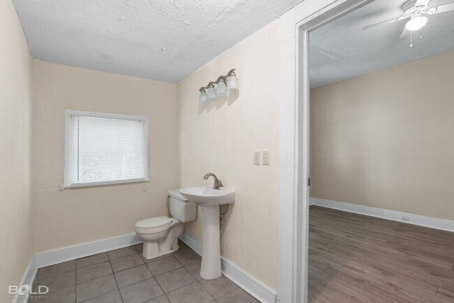 Building Photo - 2 bed 1 Bath Duplex
