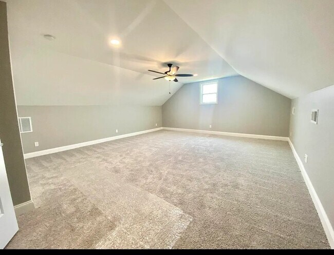 Building Photo - 4 Bed 2 bath with 3 car attached garage