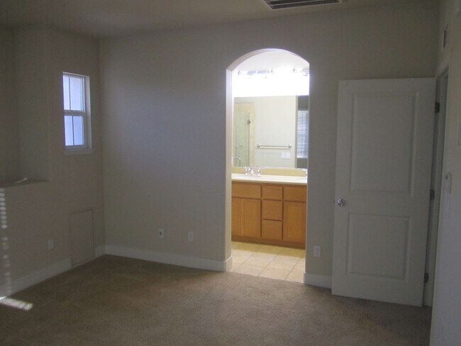 Building Photo - SPACIOUS 3 BEDROOM, 3.5 BATHROOM TOWNHOUSE...