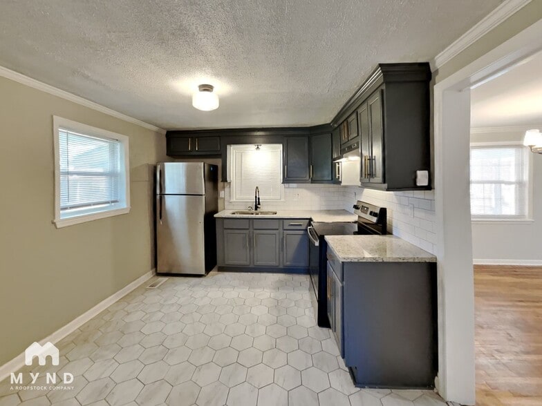 Building Photo - 616 Lewis Ave