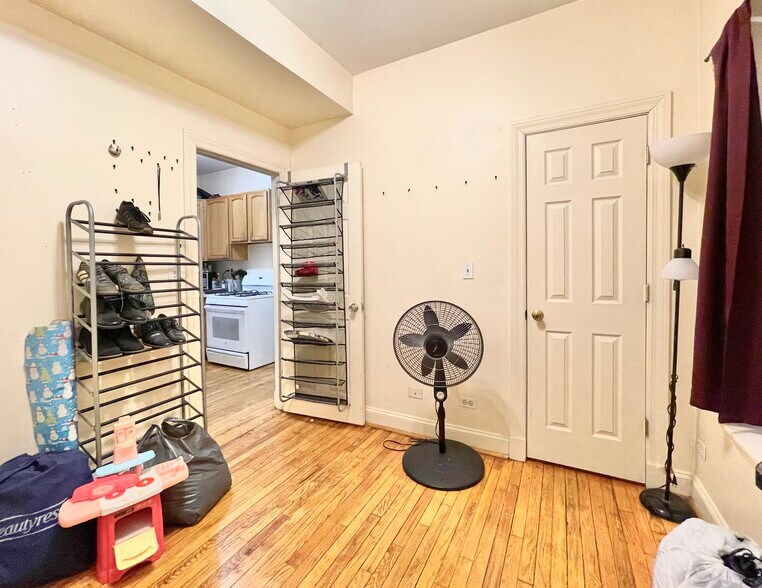 Building Photo - 4831 N Sawyer Ave