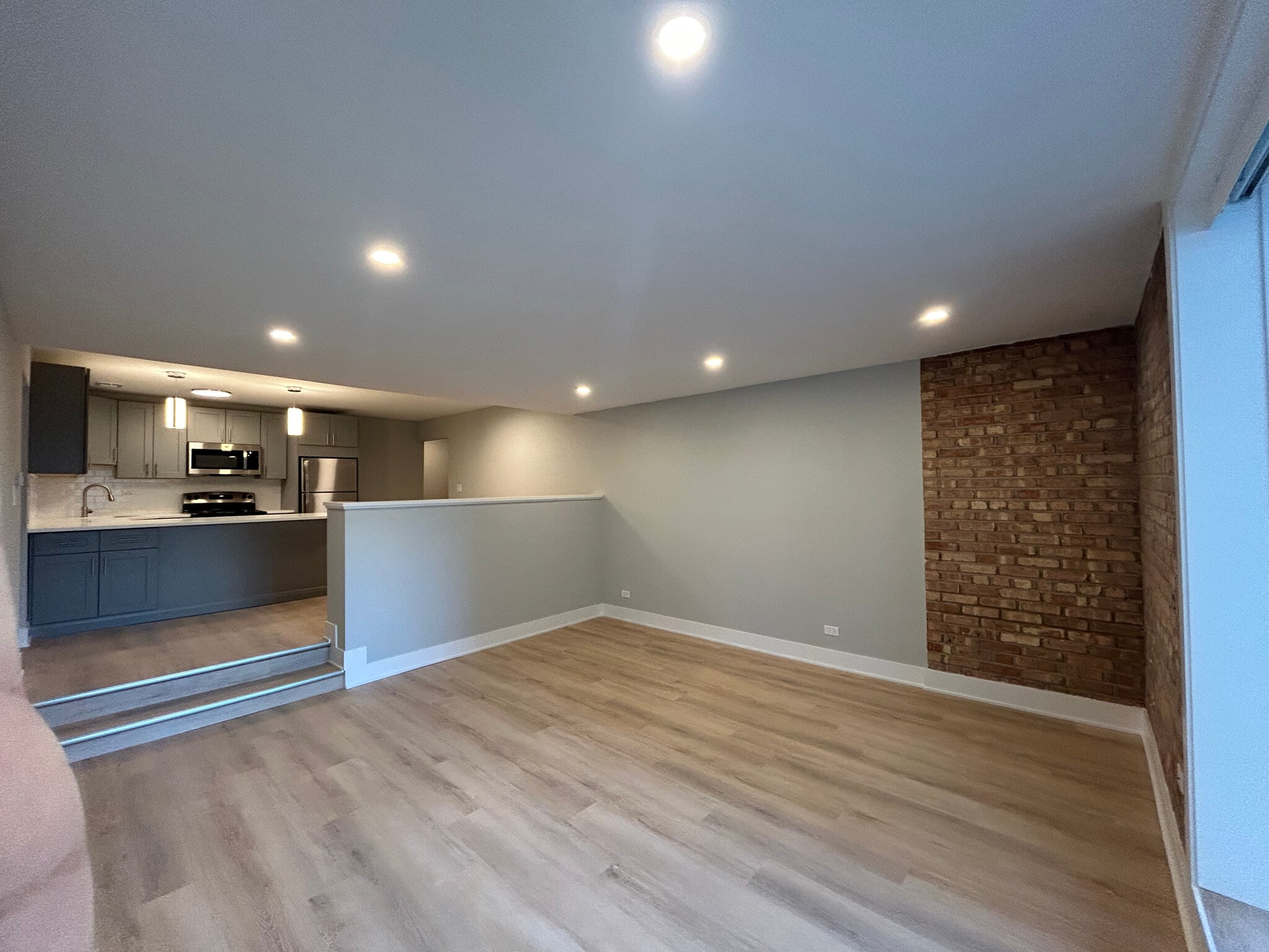 Building Photo - 1214 N La Salle Dr