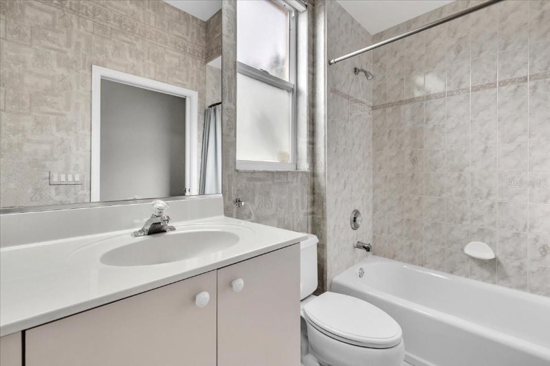 Building Photo - 3013 Royal Palm Dr