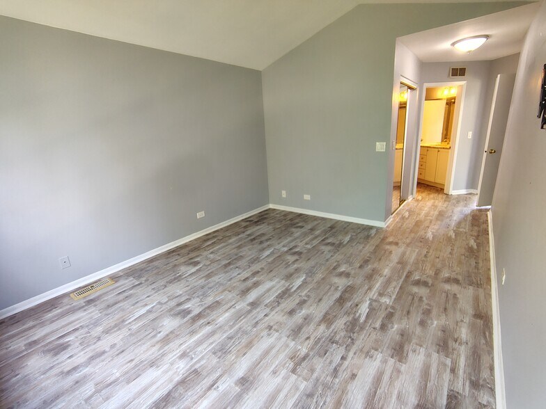 Building Photo - 667 Woodhaven Dr