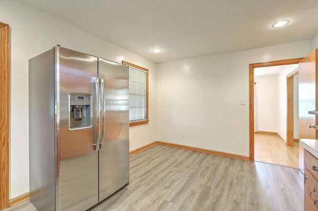 Building Photo - Single Family Home in Park Circle!