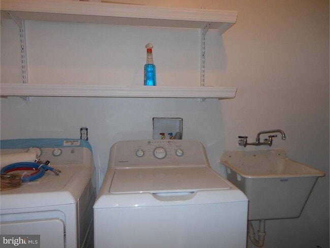 Building Photo - 17 5th Ave