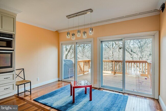 Building Photo - 227 Carriage Ct