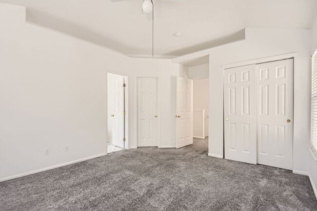 Building Photo - Evolve Real Estate: Spacious 2 Bedroom + L...