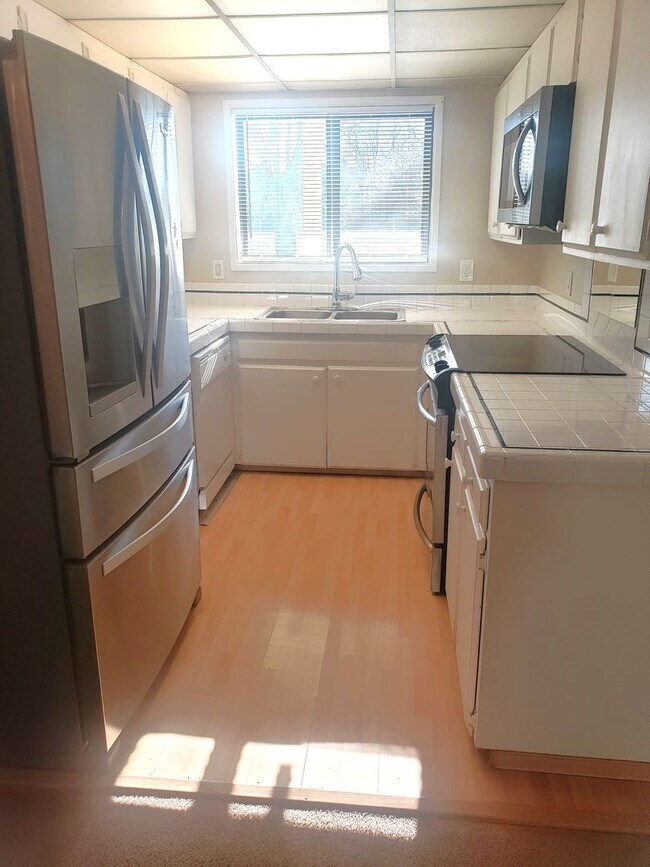 Building Photo - Charming Townhouse! Water Sewer and Garbage Included!