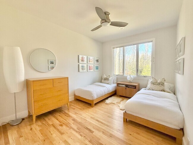 Building Photo - Seasonal Rental : EH Contemporary with Pool & Private Tennis