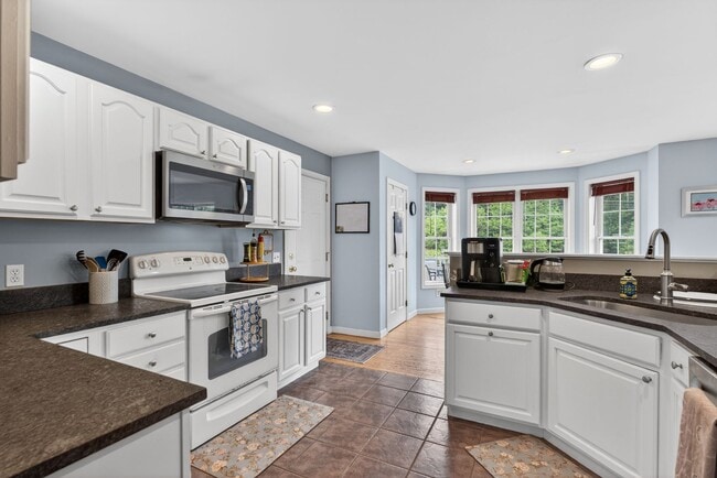 Building Photo - Spacious Stratham Home | Semi-In Ground Pool | Finished Basement | AVAILABLE AUGUST 1st