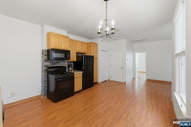 Building Photo - 394 Woodlawn Ave