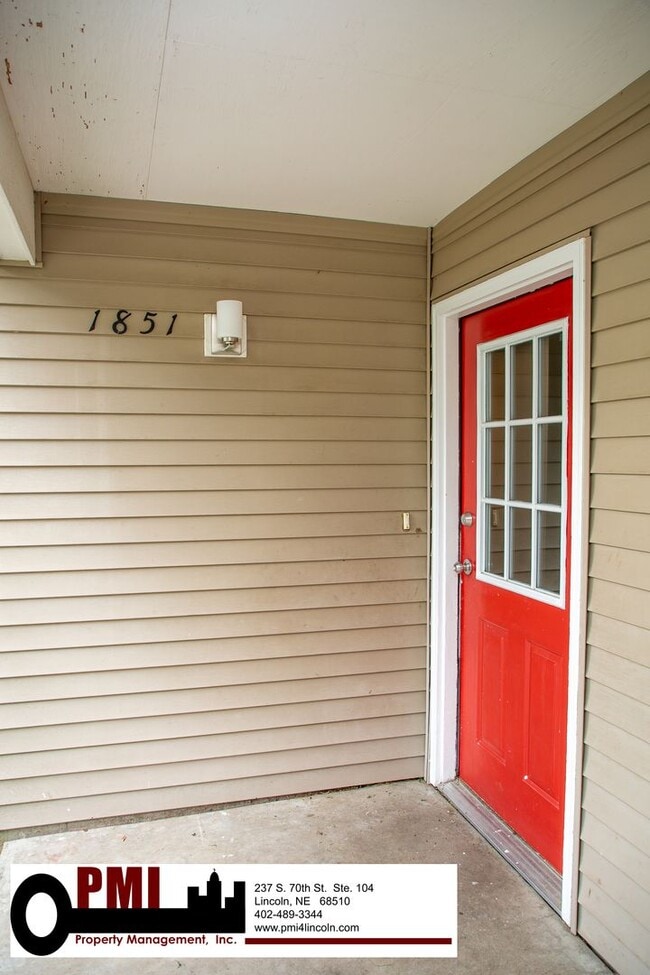 Building Photo - 3 Bedroom and 1.5 bathroom Duplex for Rent
