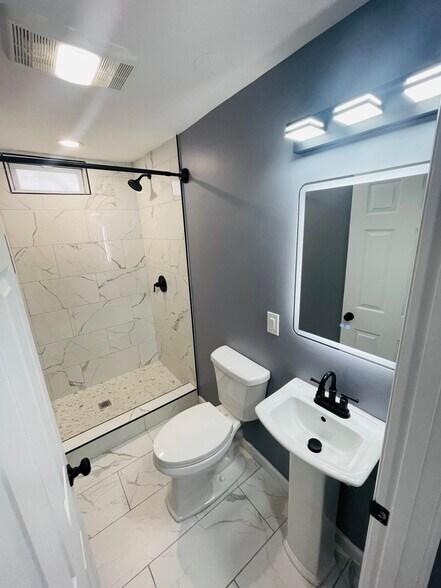 Full Batroom - 155 Transit St