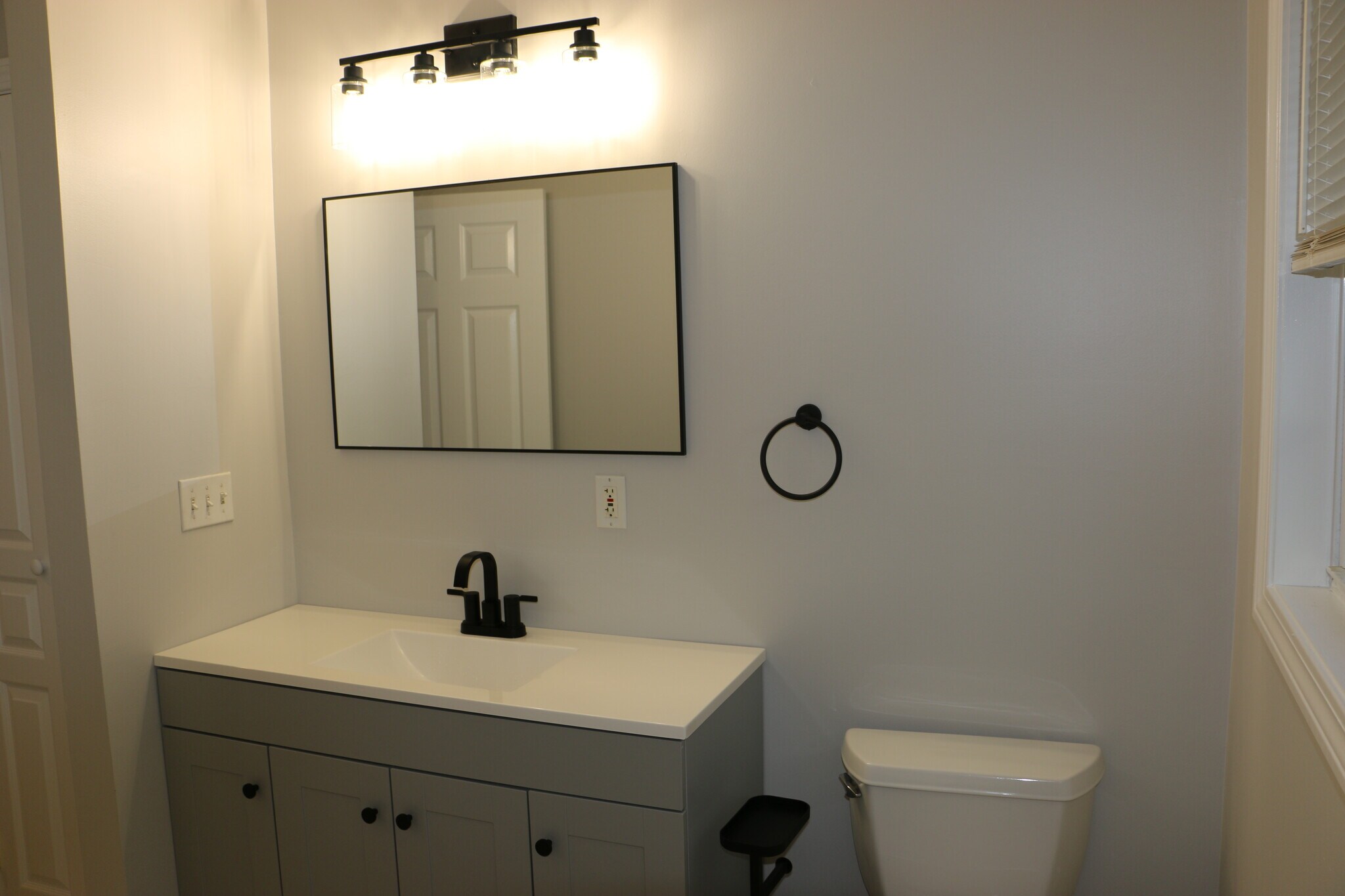 Full bath 1 - 1243 Worcester St