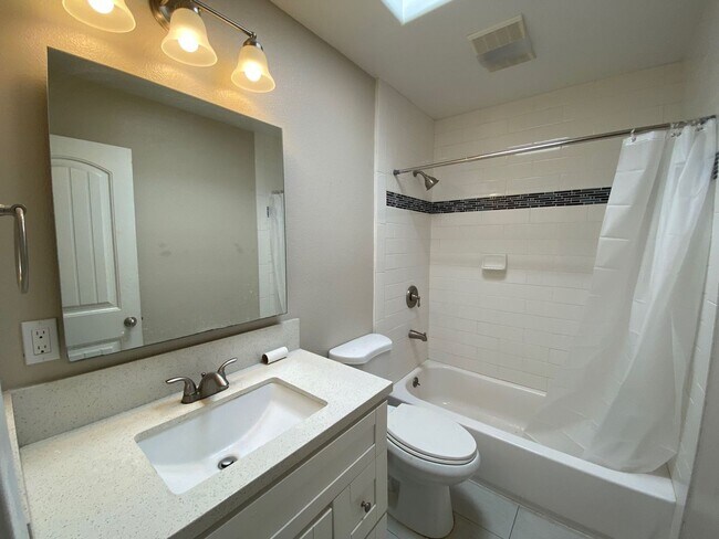 Building Photo - Newly Renovated on Montezuma!