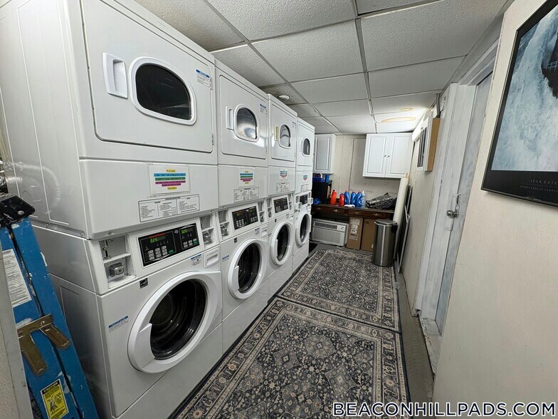 Building Photo - 108 Myrtle St