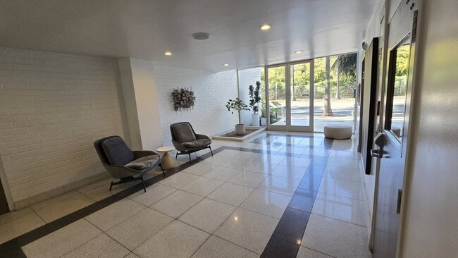 Building Photo - 7560 Hollywood Blvd