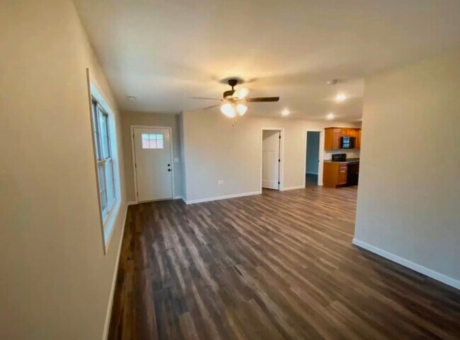Building Photo - 2 bed 1 bath triplex unit