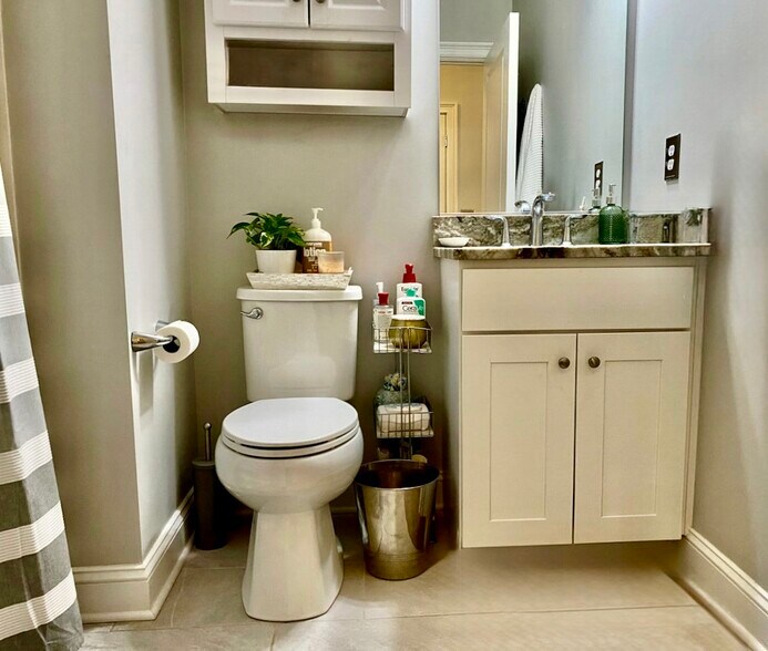 full bathroom - 77 Van Dam St