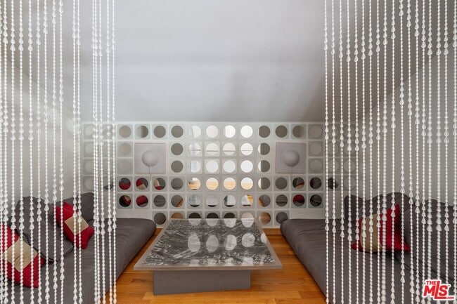 Building Photo - 8614 Hollywood Blvd