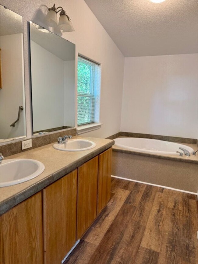 Building Photo - Remodeled Home on 1/2 Acre
