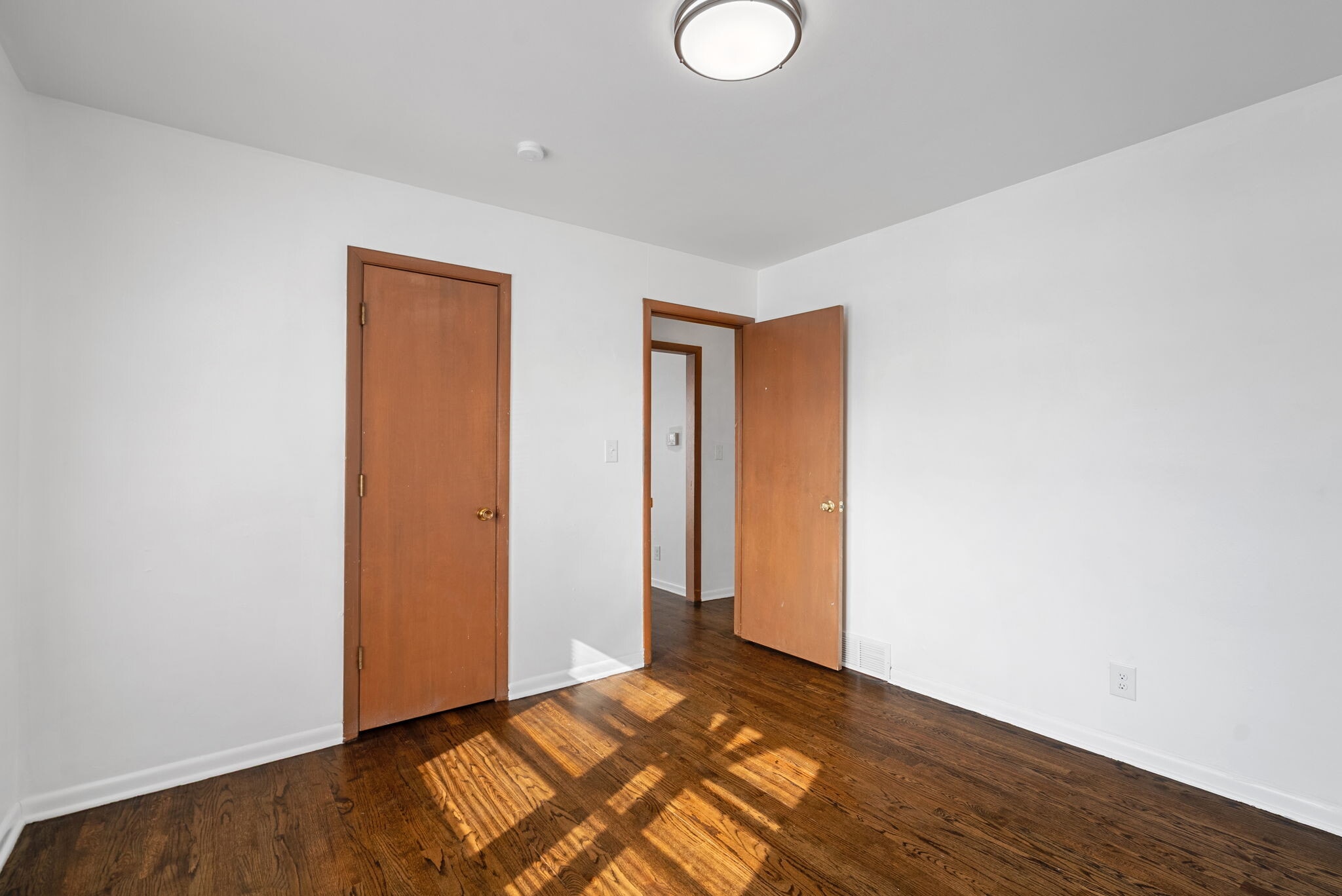 Building Photo - 906 E 84th St