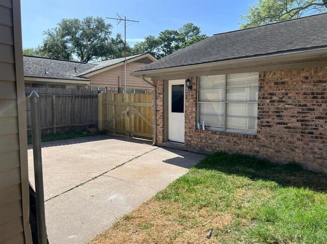 Building Photo - 415 Skywood Dr
