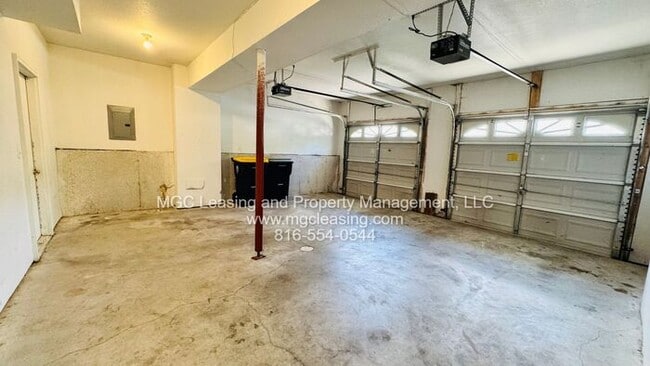 Building Photo - Creekwood Townhomes with 2-vehicle garage ...